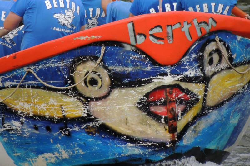 Afbeelding met tekst, tekening, surfen, buitenshuis

Automatisch gegenereerde beschrijving